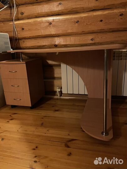 Стол с тумбой на колесах