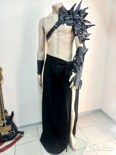 Наплечник с шипами и наручем мужской костюм