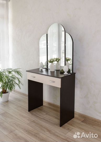 Макияжный столик бежевый