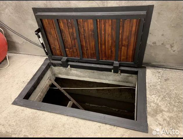 Напольный люк в подвал