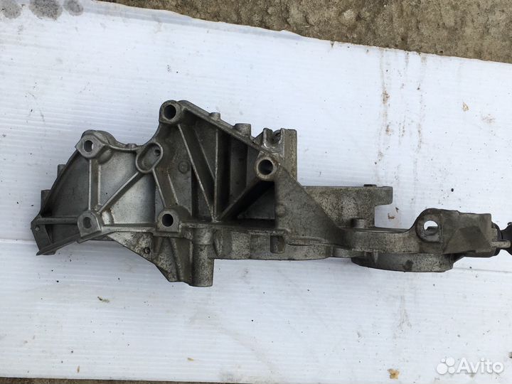 Кронштейн навесного оборудования Renault G9T