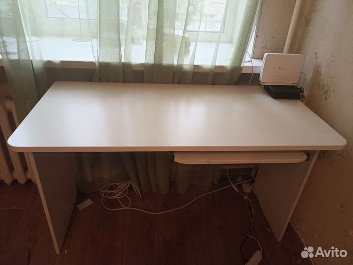 Рабочий стол белый