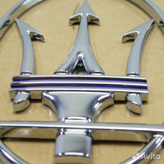 Эмблема Maserati Ghibli Levante