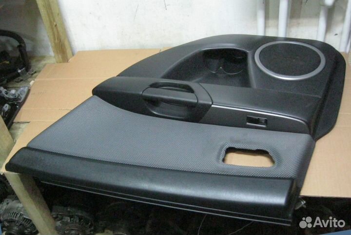 Обшивка задней R двери Mazda 3 седан 07г