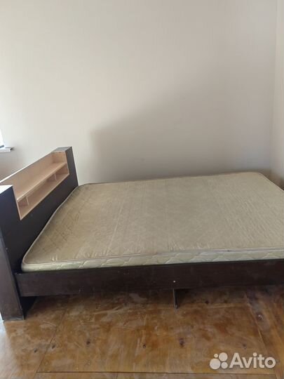 Кровать двухспальная с матрасом 160 200