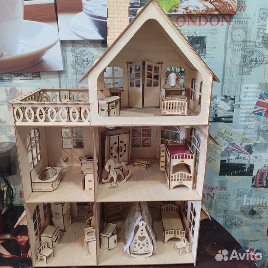 Большой кукольный домик с мебелью