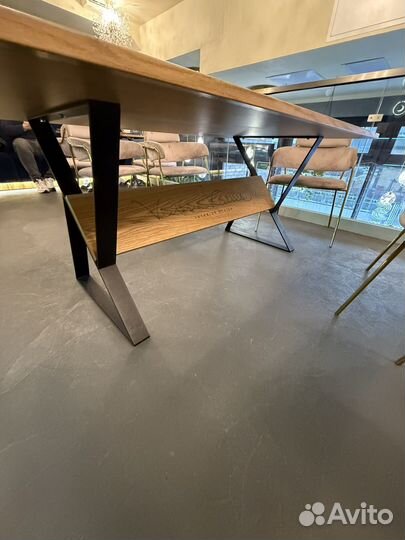 Большой обеденный стол