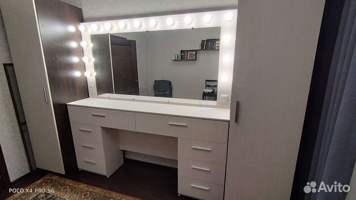 Стол визажиста