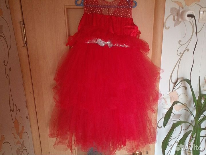 Яркое платье для девочки на рост 110