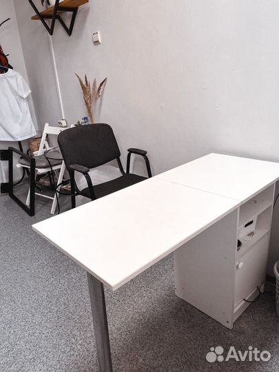 Маникюрный стол