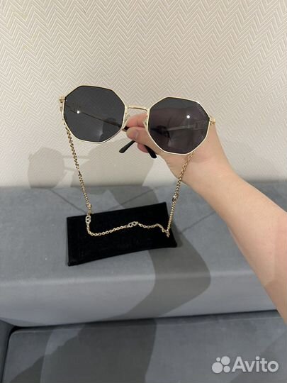 Солнцезащитные очки женскиеValentino