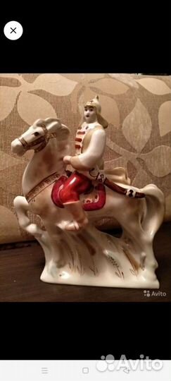 Фарфоровая статуэтка