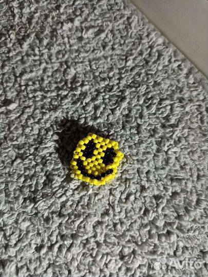 Смайлик из бисера.Ручной работы