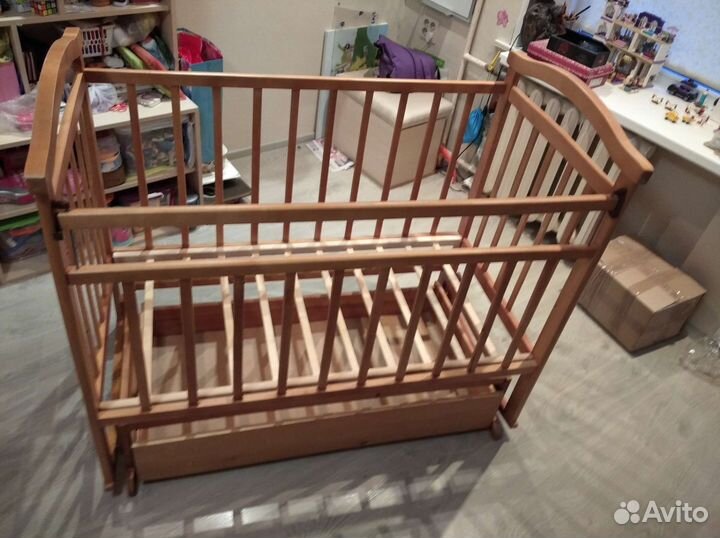 Детская кроватка с маятником