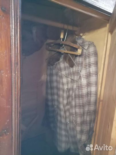 Старинный антикварный шкаф