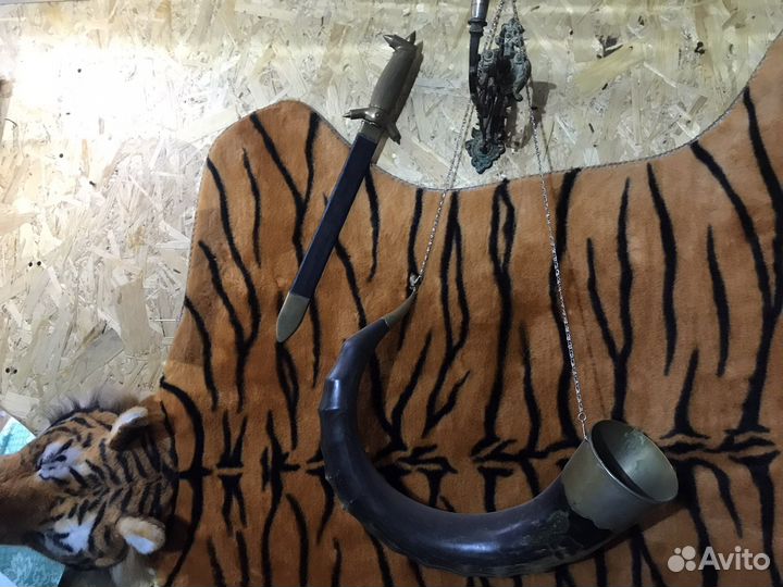 Интерьер: рог (большой), подсвечник бронза