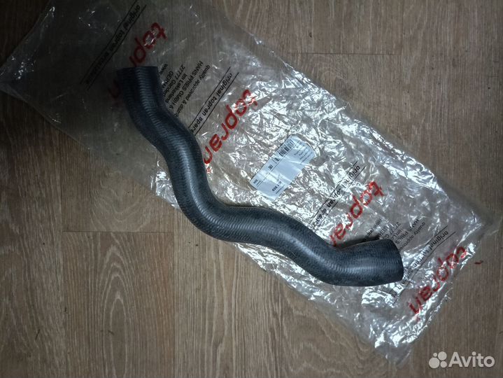 Патрубок радиатора охлаждения Mercedes C-Class