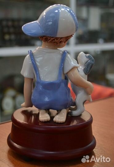 Фарфоровая музыкальная статуэтка мальчик С собакой