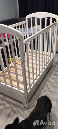 Детская кроватка с маятником и ящиком