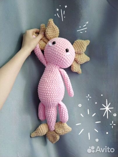 Вязаная игрушка аксолотль