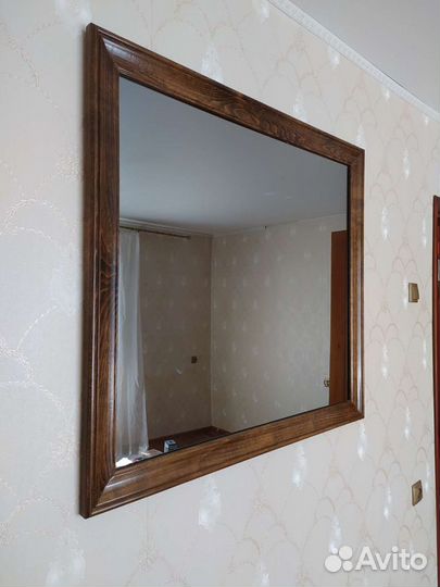 Зеркало настенное в деревянной раме