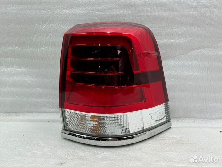 Фонарь наружный правый Toyota Land Cruiser 200