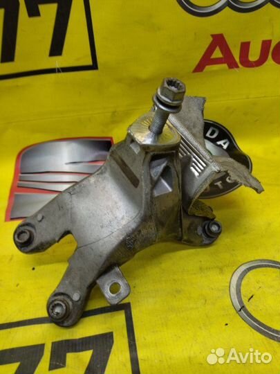 Кронштейн опоры двс правый Audi A4 седан 2.0 cdnc