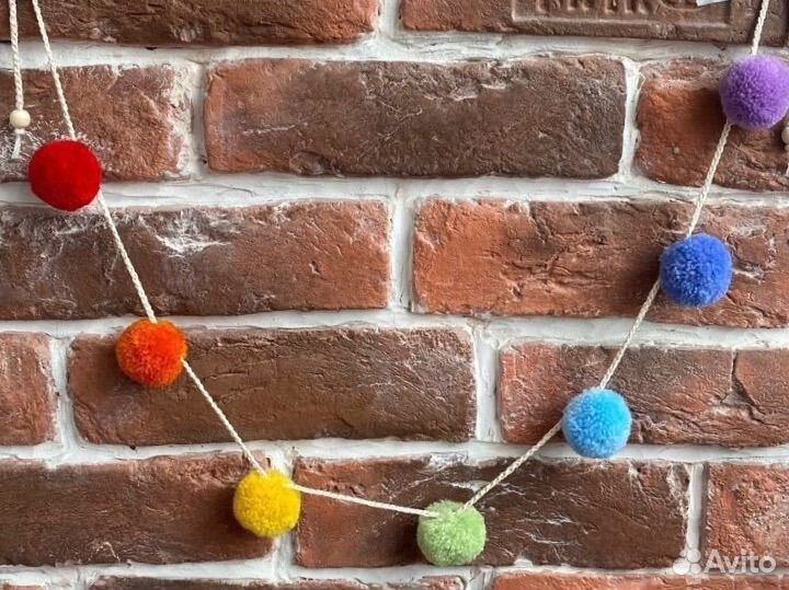 Гирлянда из помпонов для декора Новый год