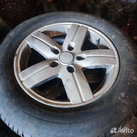 Michelin Agilis 215/65 R16