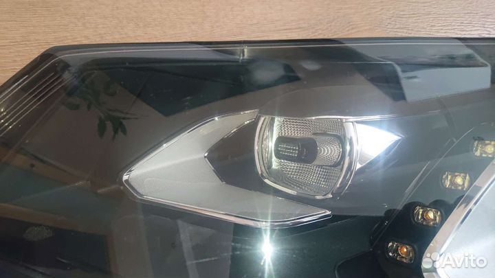 Фара левая Volkswagen Touareg NF