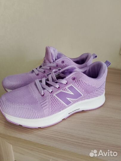 Кроссовки женские