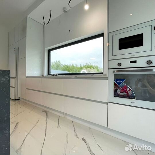 Кухня с каменным островом