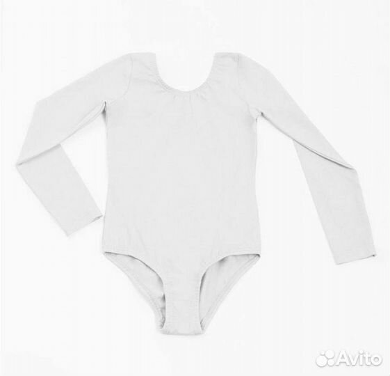 Белый гимнастический купальник и чешки