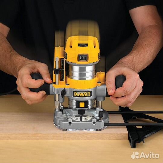 Фрезер DeWalt D26203-QS