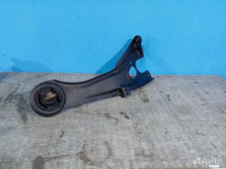 Задний продольный рычаг правый Kia Ceed 1 (ED)