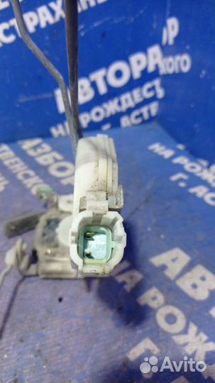 Передний правый замок двери Nissan Primera P10