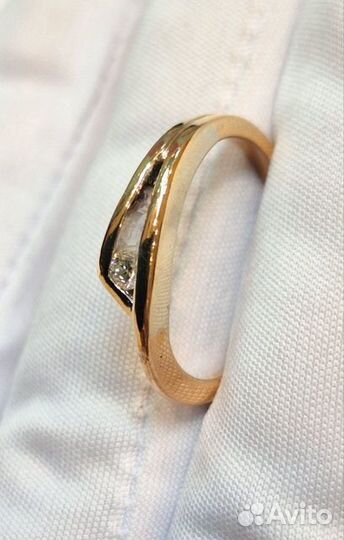 Золотое кольцо с бриллиантом 17,5р