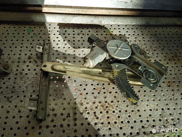 Стеклоподъемник задний правый Mitsubishi Outlander