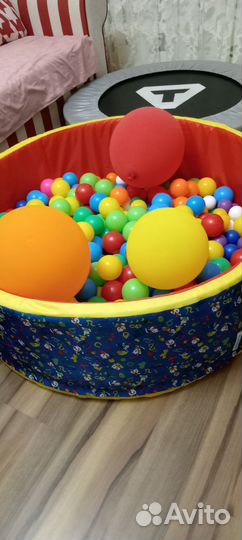 Бассейн с шариками и батут