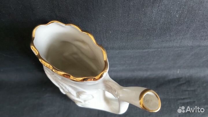 Фарфоровый кувшинчик (прошлого столетия)