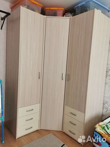 Шкаф угловой и 2 навесные полки