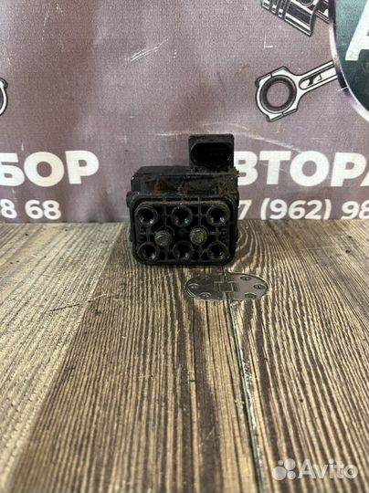 Блок клапанов пневмоподвески Kia quoris 3.8