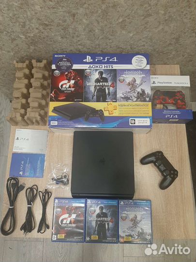 Sony PS4 + 2 геймпада + бесплатно 700 игр