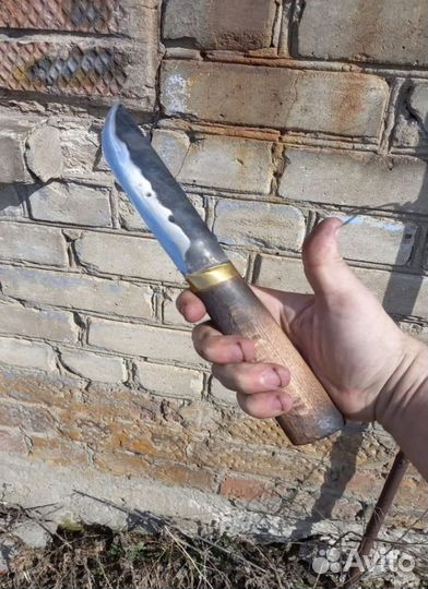 Нож охотничий заточку держит