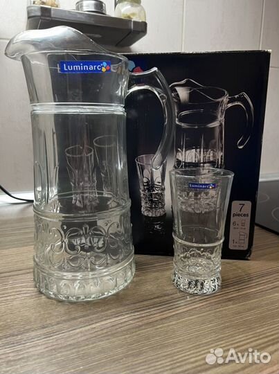 Кувшин и стаканы