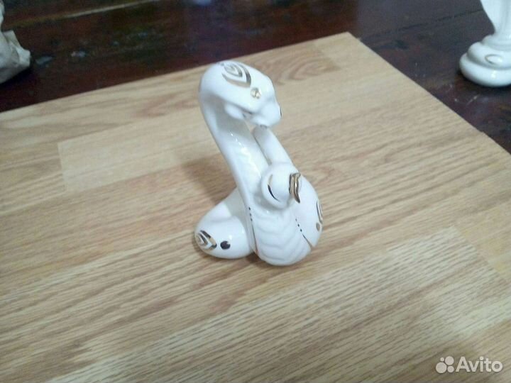 Фарфоровая статуэтка змейка