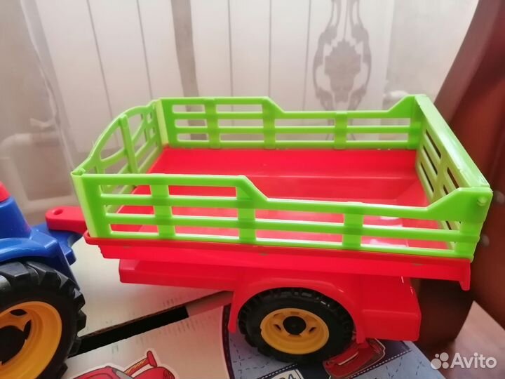 Синий трактор с прицепом