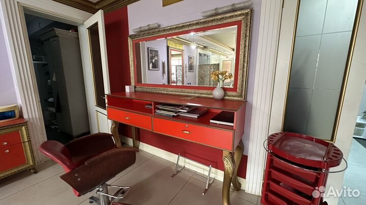 Туалетный столик с зеркалом