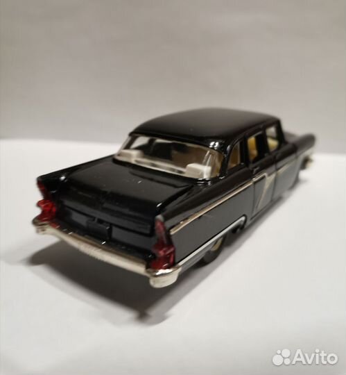Модель СССР 1:43 газ 13 Чайка А15