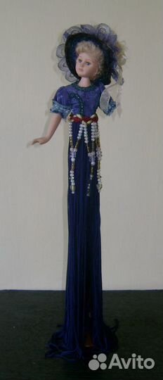 Кукла фарфоровая на подставке (с дефектом)